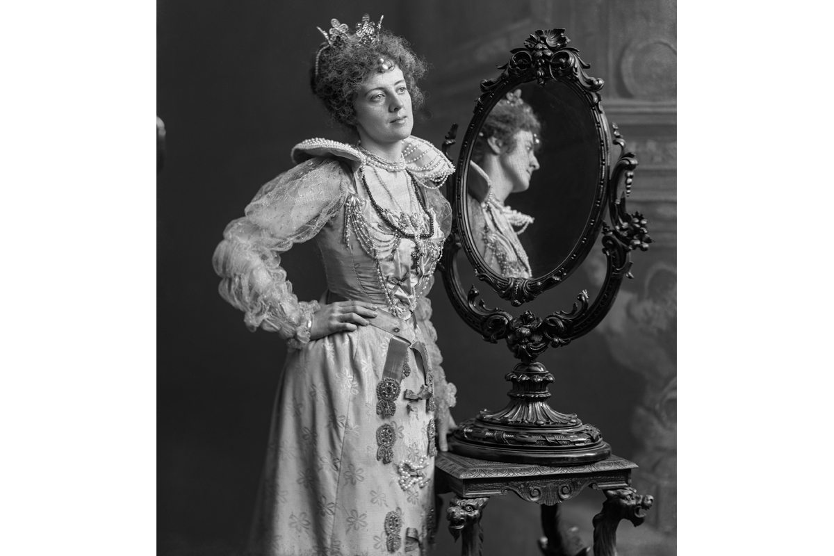 Wm. Notman & Son, <em>Daisy Simpson costumée en « Dame de la cour », Montréal</em>, 1898, Musée McCord Stewart, II-123054