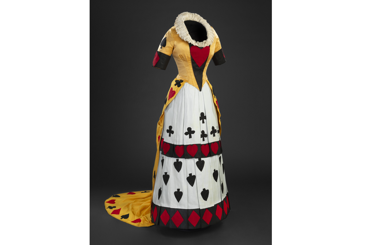 Robe portée par Alice Scott costumée en « Jeu de cartes » en 1887. Don de Katherine Cleaver, M2014.111.96.1-3, Musée McCord Stewart