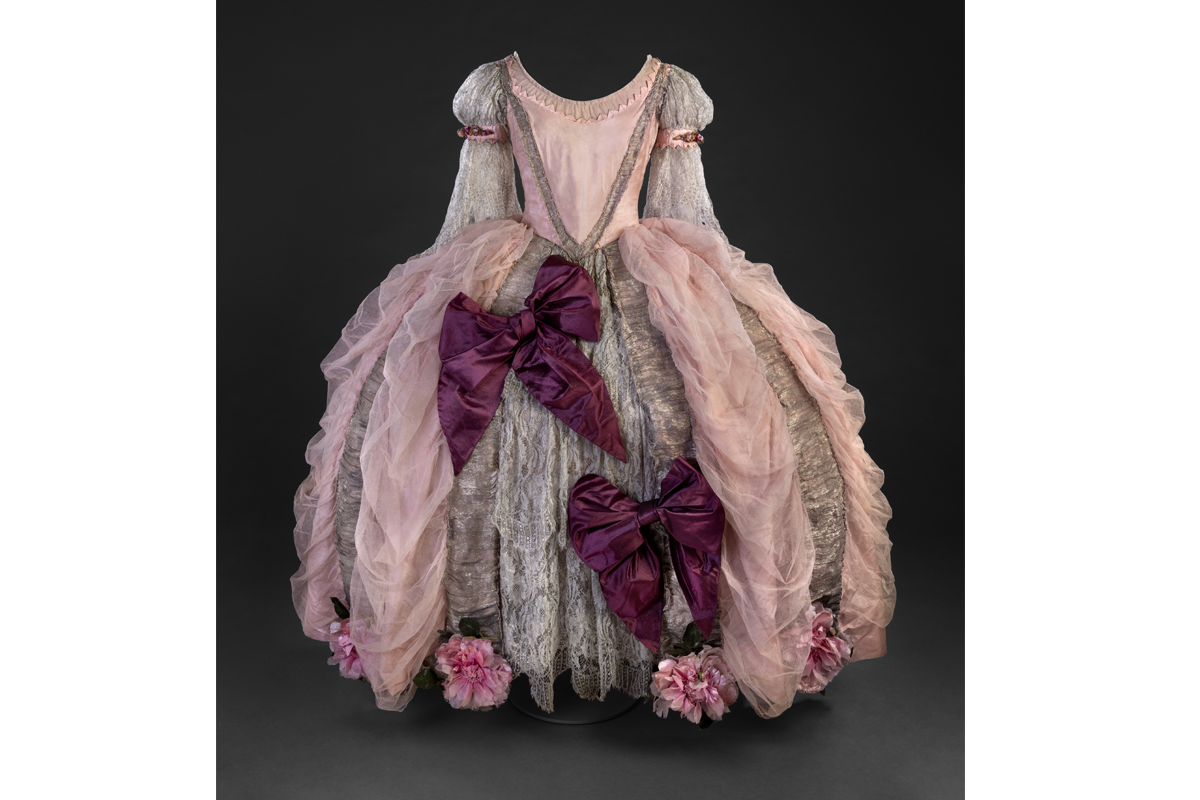 Robe portée par Magdeleine Hébert costumée en « Marie-Thérèse de Bourbon » en 1927. Don de Magdeleine Garneau Monast, M2017.41.1, Musée McCord Stewart