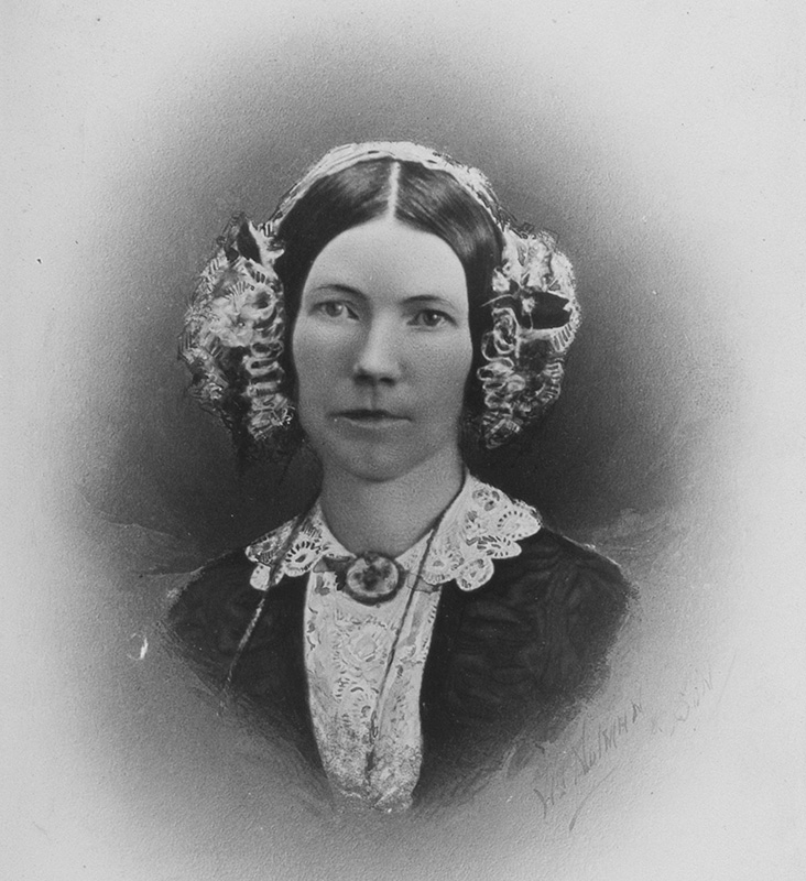 Wm. Notman & Son, <em>Lady, painted photograph, copied for Mr. Mulholland, Montreal, Quebec<em>, 1886. II-80202.1, McCord Stewart Museum 
