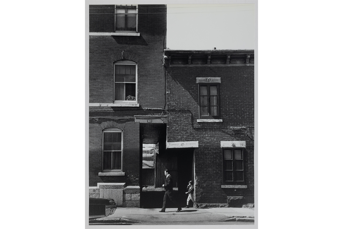 Edith H. Mather, <em>3031, rue Delisle, côté ouest de l'avenue Atwater</em>, 26 avril 1969, de la série <em>My City, Montreal</em>, volume 3, épreuve à la gélatine argentique, 25 × 18,7 cm. Don d’Edith H. Mather, M2012.113.1.3.27P, Musée McCord Stewart