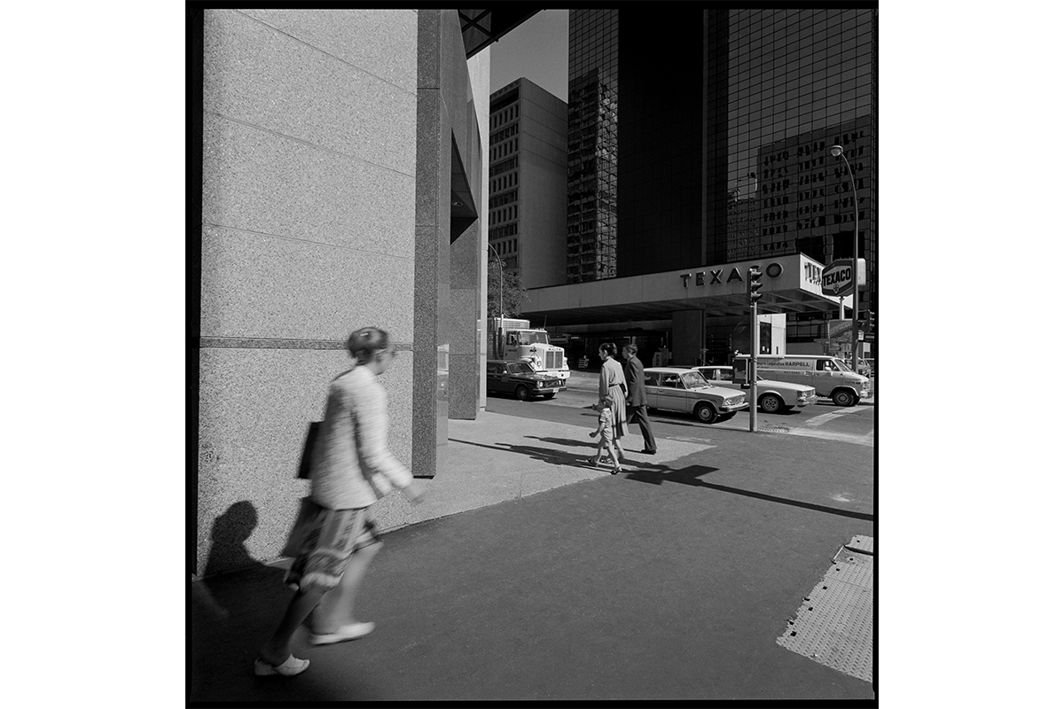 Brian Merrett, <em>Angle du boulevard De Maisonneuve et de la rue Metcalfe</em>, de la série <em>45° on De Maisonneuve</em>, août 1982, négatif 120 mm numérisé. Don de Lucinda Lyman, M2020.35.17308, Musée McCord Stewart