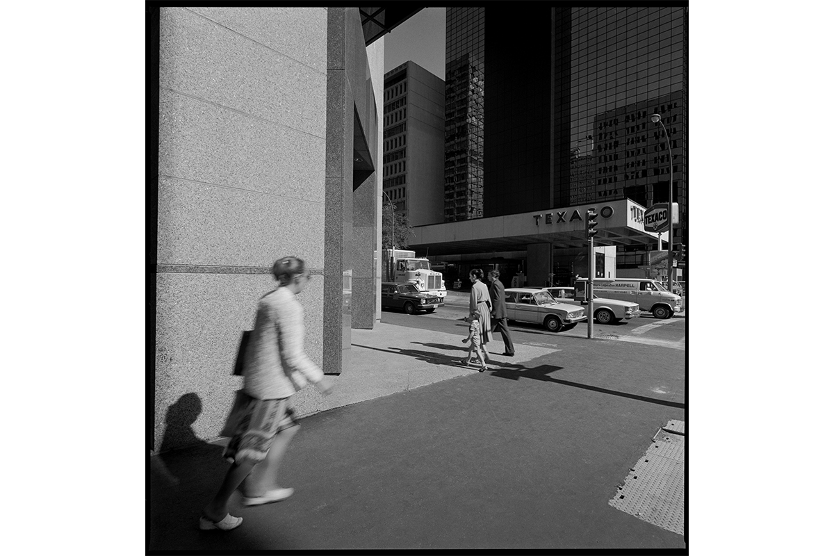 Brian Merrett, <em>Corner of De Maisonneuve Boulevard and Metcalfe Street</em>, from the series <em>45° on De Maisonneuve</em>, August 1982, digitized 120 mm negative. Gift of Lucinda Lyman, M2020.35.17308, McCord Stewart Museum 