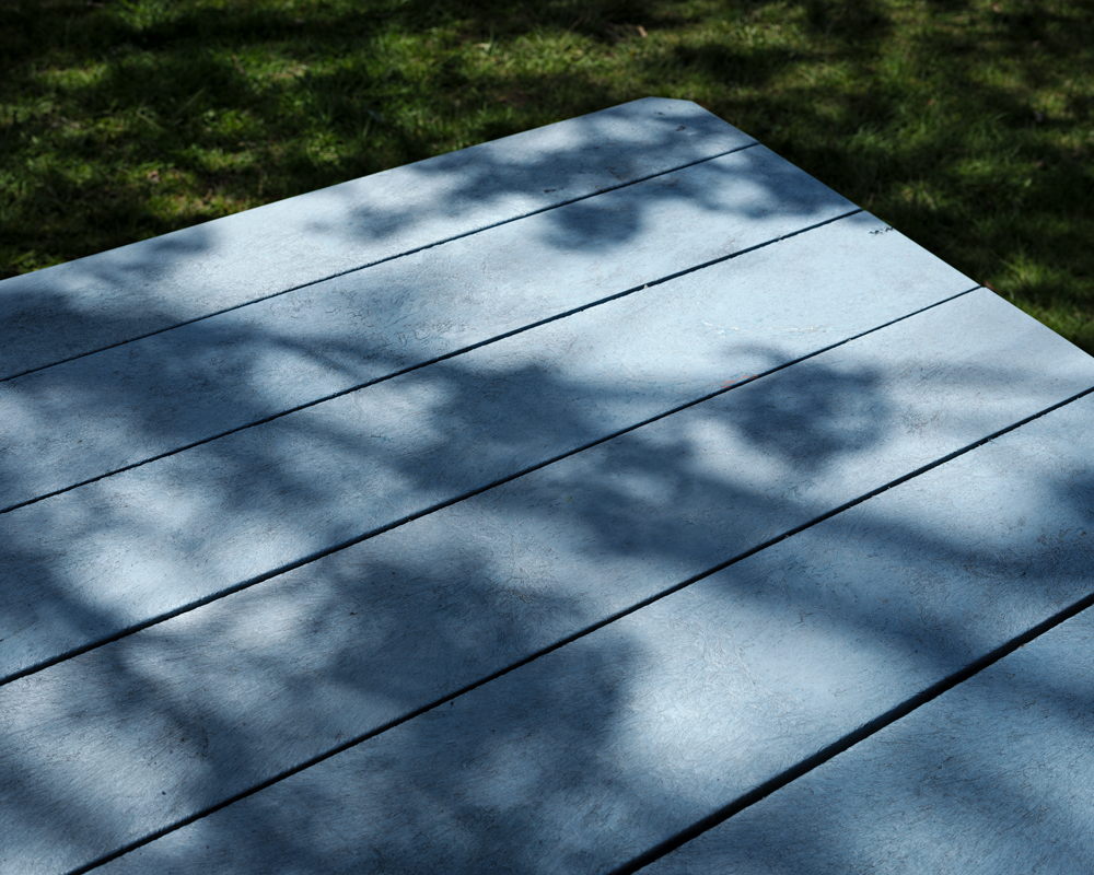 Andrew Jackson, <em>Ombres sur une table de pique-nique</em>, Site de l’ancienne communauté d’Africville, Halifax, Nouvelle-Écosse, 2024 