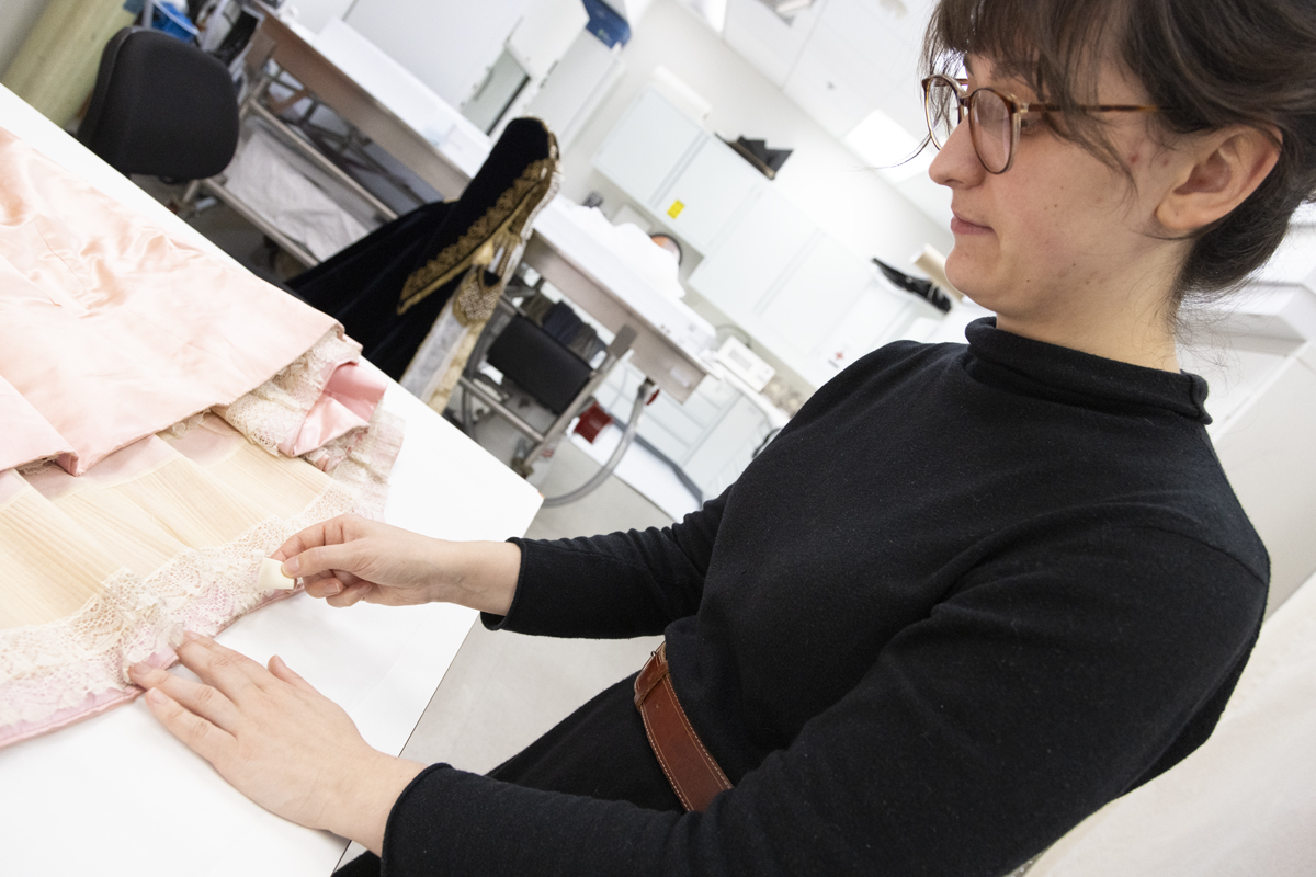 Textile conservation laboratory. Laura Dumitriu © McCord Stewart Museum, 2023