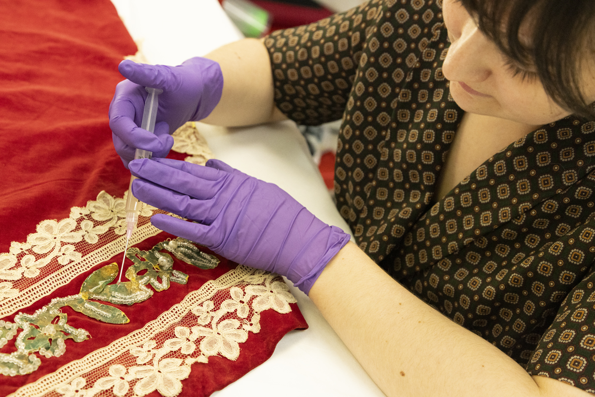 Textile conservation laboratory. Laura Dumitriu © McCord Stewart Museum, 2023