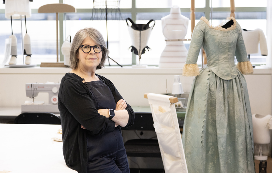 Caroline Bourgeois, adjointe à la restauration, spécialisée en montage de costume, Laura Dumitiu © Musée McCord Stewart, 2024