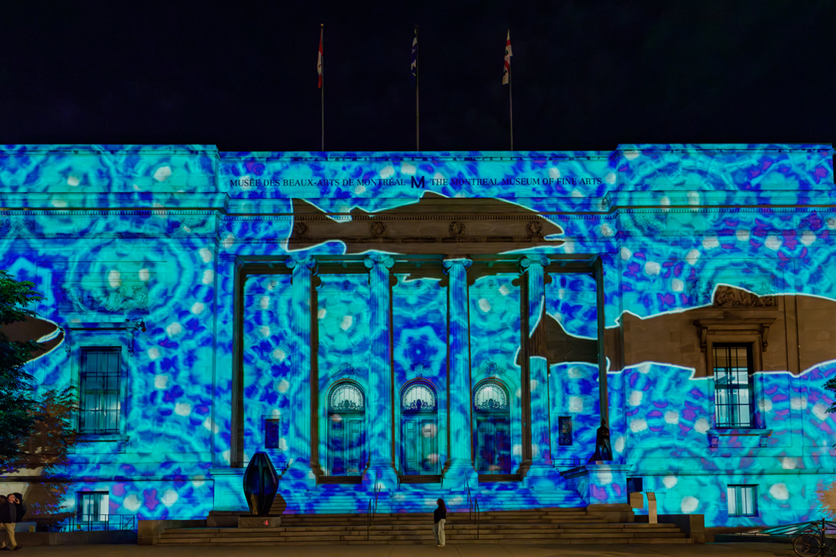 Glenn Gear (né en 1970), <em>ulitsuak | marée montante | rising tide</em>, 2024, vidéo projetée sur la façade du pavillon Michal et Renata Hornstein du MBAM. Photo Miguel Legault