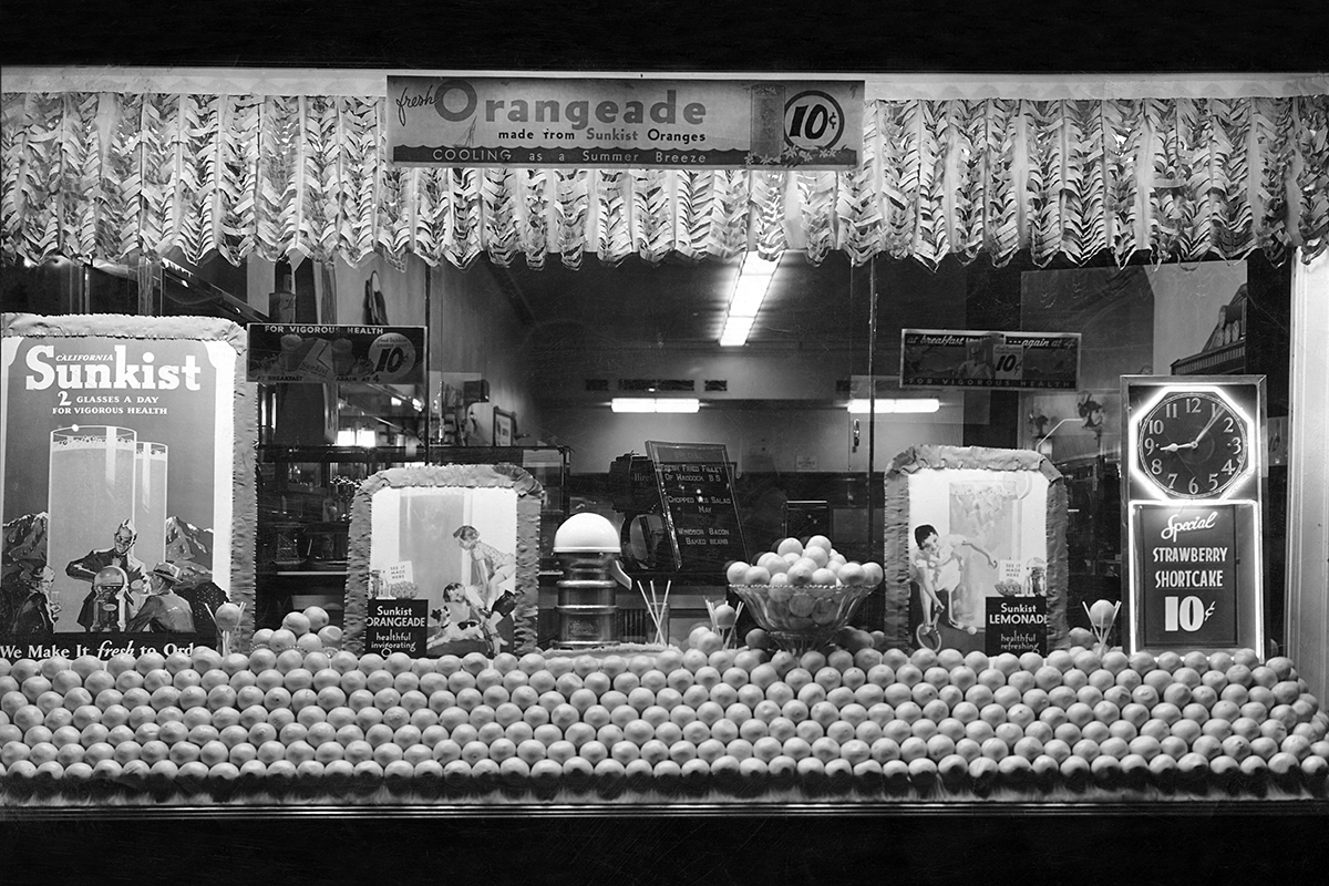 Photographe inconnu, <em>Le restaurant Shap's Soda and Lunch, avenue des Pins, Montréal, Québec</em>, vers 1940. Don de la Succession de Ben et Beatrice Shap, M2008.96.2, Musée McCord Stewart